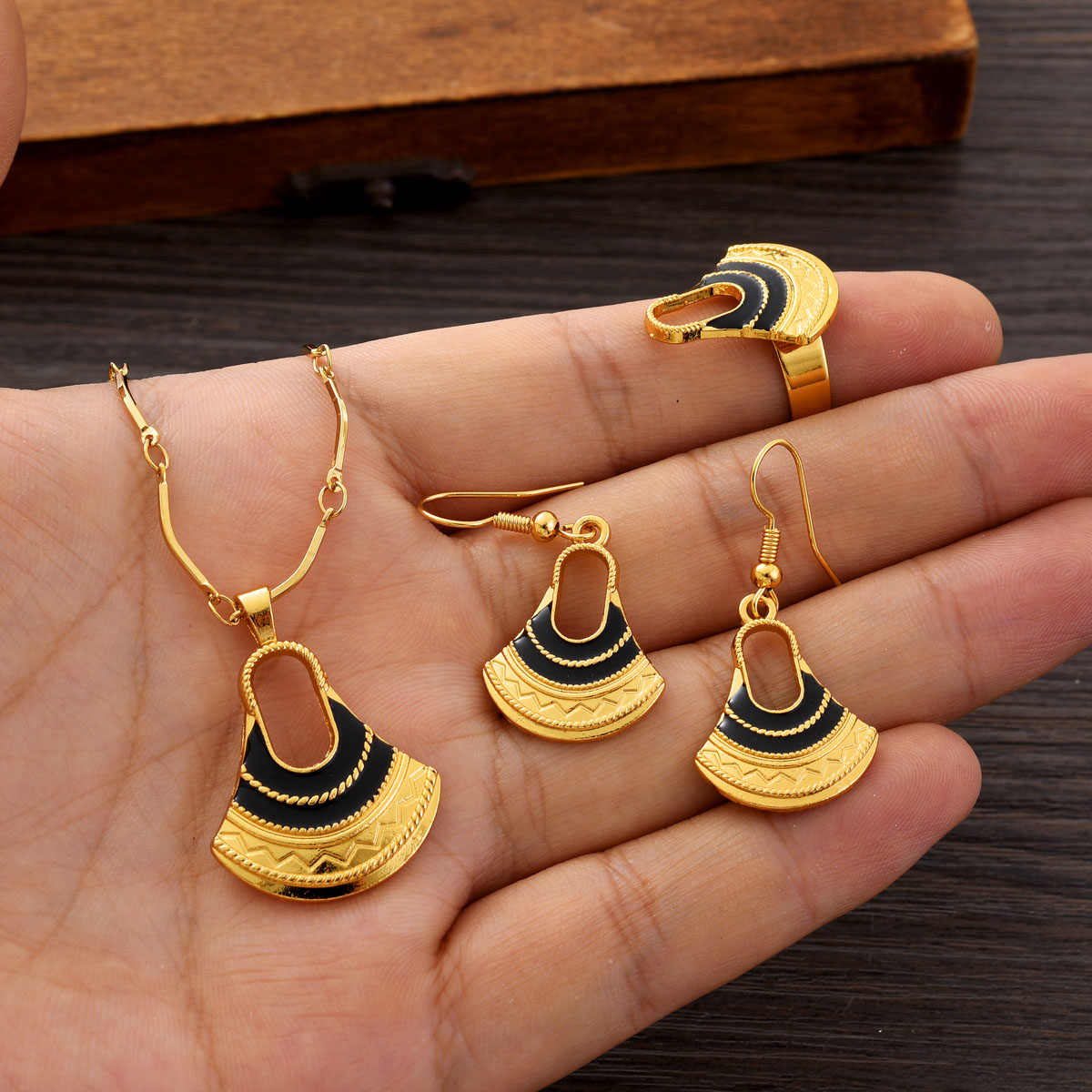 Fashion PNG Gold Color Jewelry - Men Accessories India recension och pris